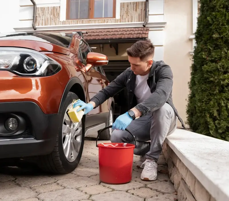 Lavage auto à domicile Marcillé-Robert : professionnel intervenant sur un véhicule